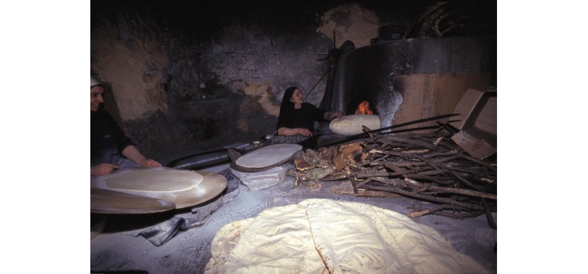 Austis, lavorazione del pane (foto Archivio Aspen, R.Brotzu)
