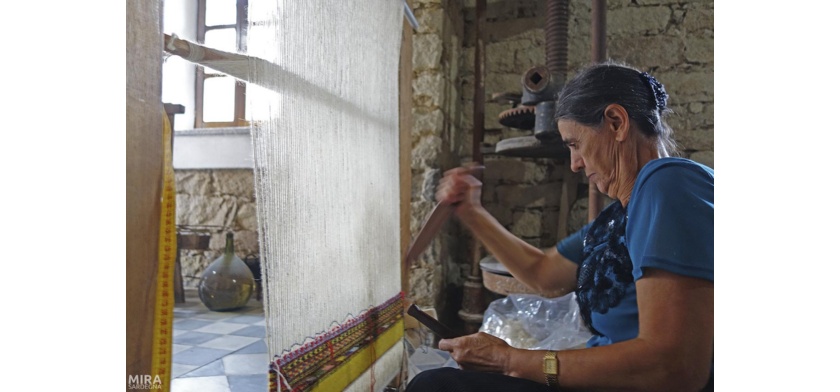 Sarule, tessitura al telaio (foto Archivio Mira Sardegna)