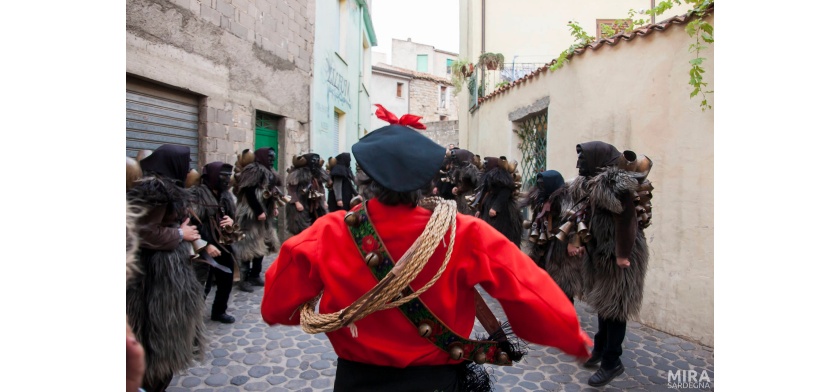 Mamuthones e Issohadores di Mamoiada (Foto Archivio Aspen - Mira Sardegna)