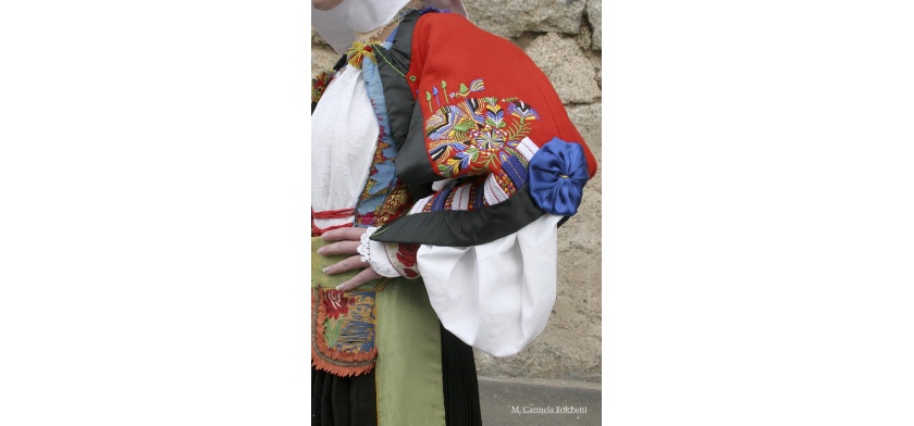 Abito tradizionale (foto Archivio Aspen - M.C. Folchetti)