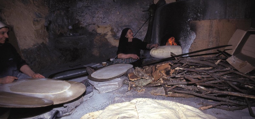 Austis, lavorazione del pane (foto Archivio Aspen, R. Brotzu)