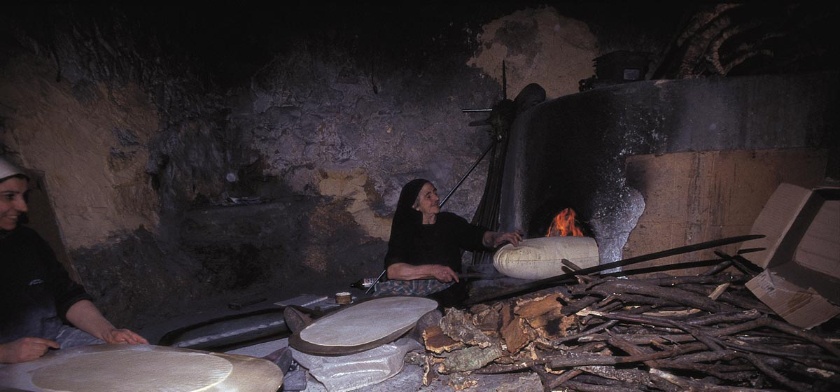 Austis, lavorazione del pane (foto Archivio Aspen, R.Brotzu)
