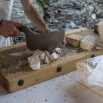 Tonara, taglio del torrone (foto Archivio Aspen - L. Manca)