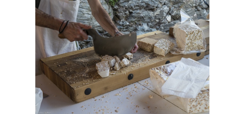 Tonara, taglio del torrone (foto Archivio Aspen - Eikon)