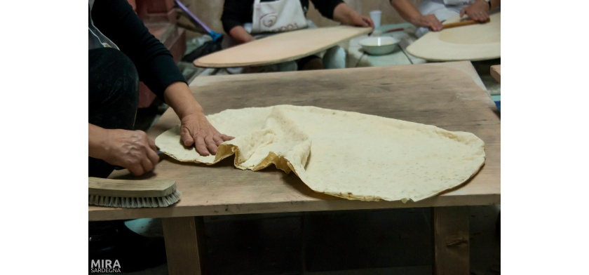 Ovodda, preparazione del pane (Foto Archivio Aspen - Mira Sardegna