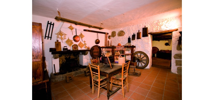 Teti, antiche case (Foto Archivio Aspen - R. Brotzu)