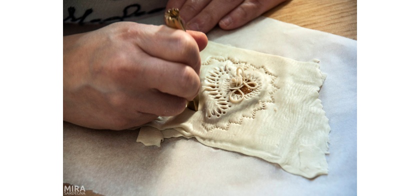 Nuoro, lavorazione coricheddos (Foto Archivio Aspen - Mira Sardegna)