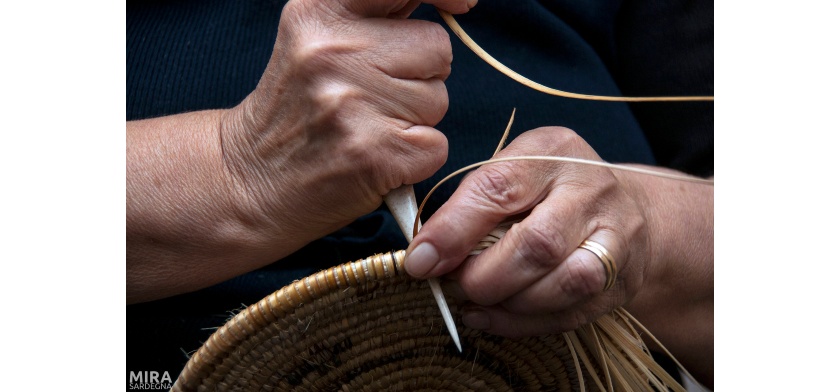 Olzai, lavorazione dei cestini in asfodelo (Foto Archivio Aspen - Mira Sardegna)