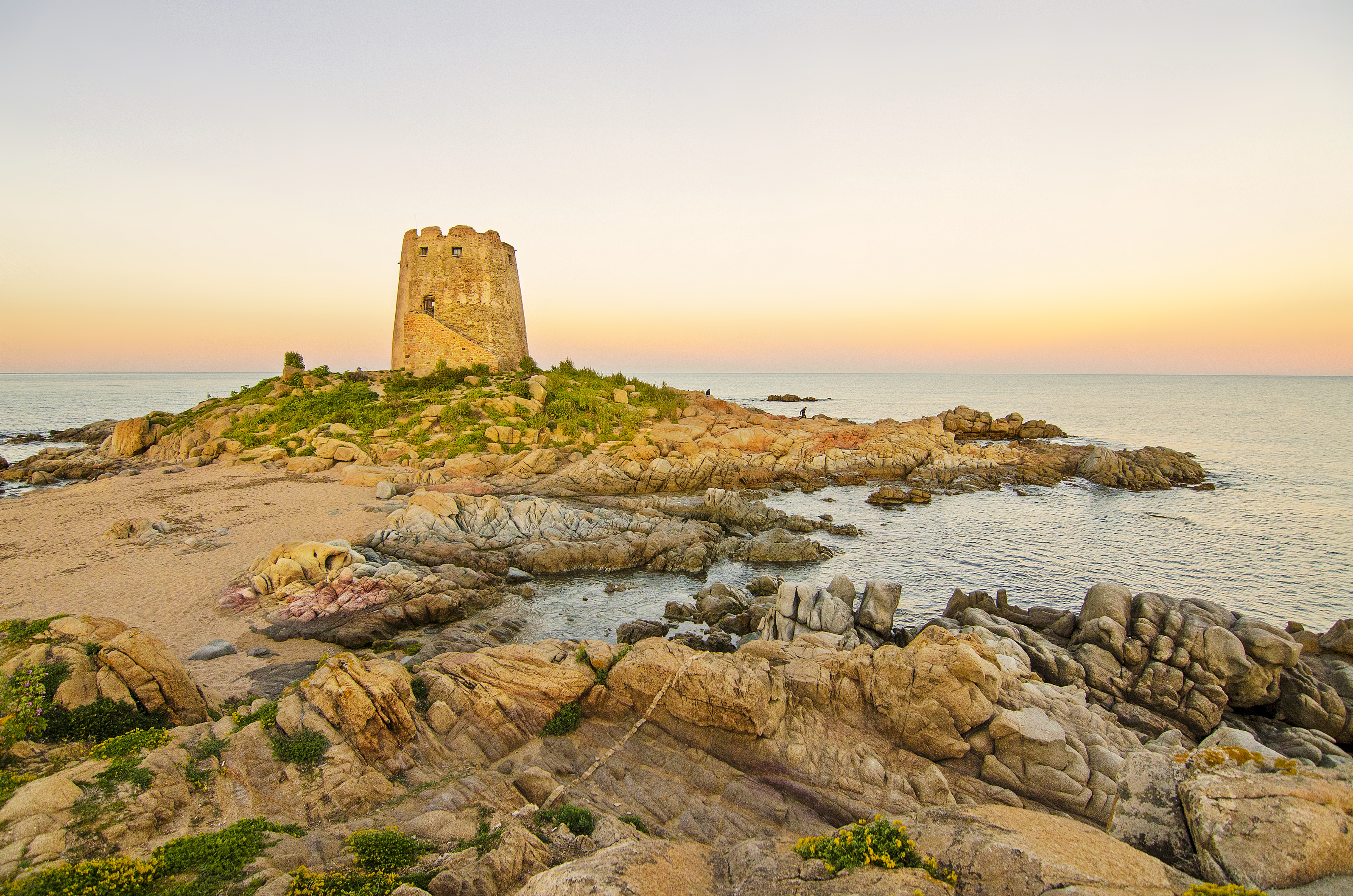 Visualizza il contenuto: La torre di Bari Sardo, uno spettacolo mozzafiato sul mare della costa orientale