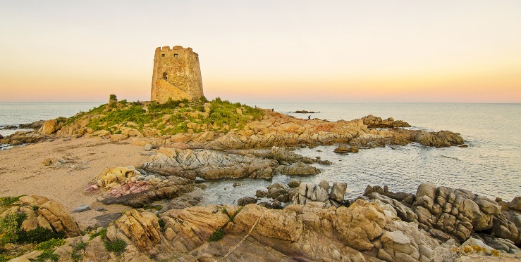 Visualizza il contenuto: La torre di Bari Sardo, uno spettacolo mozzafiato sul mare della costa orientale